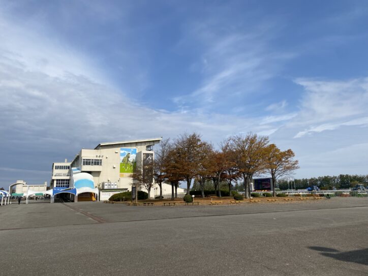正門を入ったところから見た場内