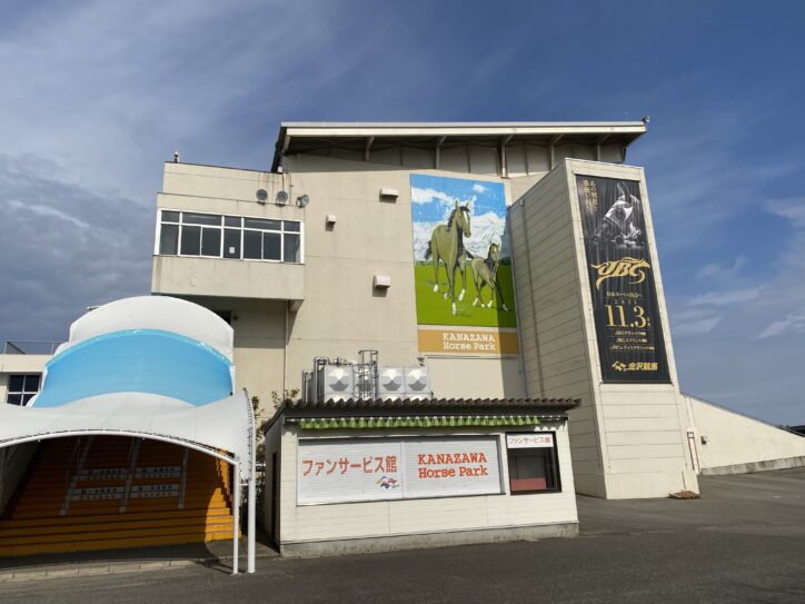 JBCの垂れ幕がかかるファンサービス館