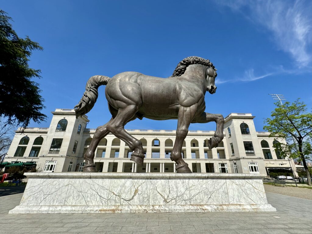 サンシーロ競馬場の入口に立つレオナルドの馬の像