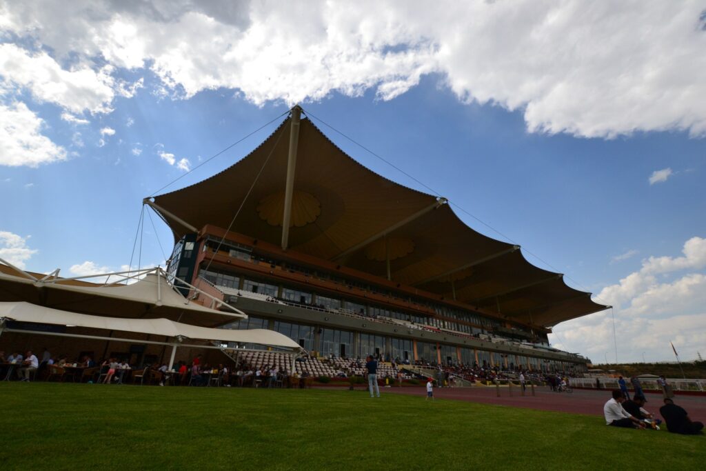 アンカラ75年競馬場のスタンド