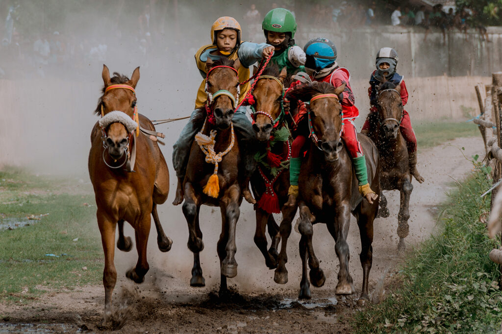 鞍なしの馬にまたがる子ども騎手が競うビマの伝統競馬