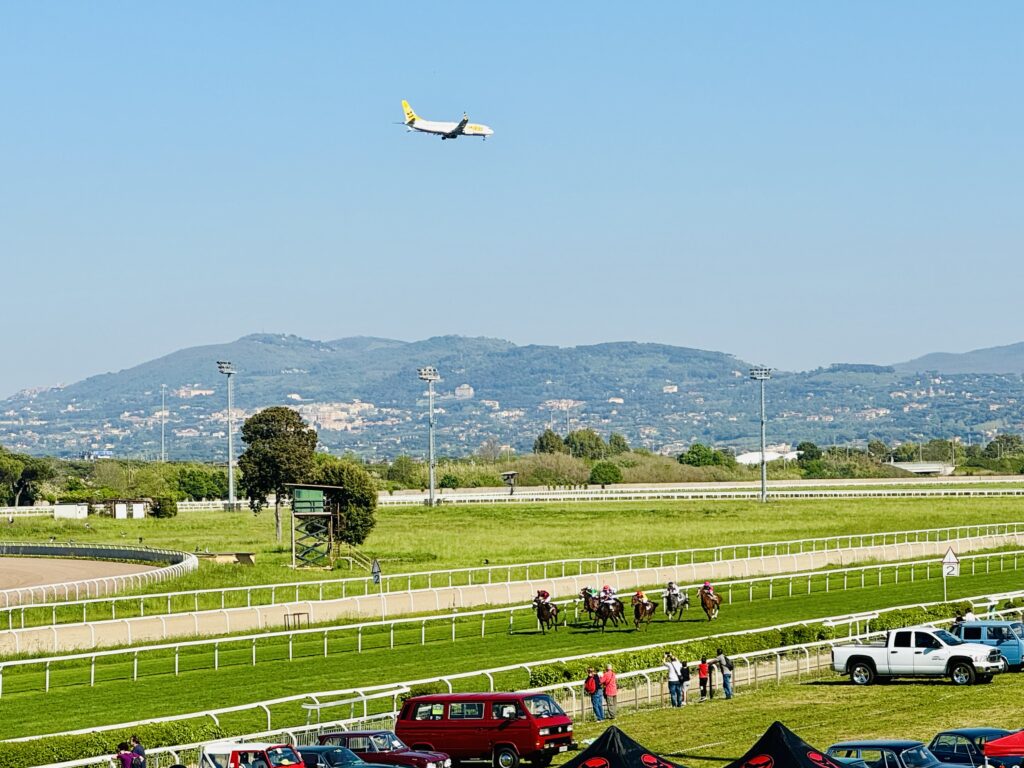 コースの上空を横切る着陸態勢の旅客機