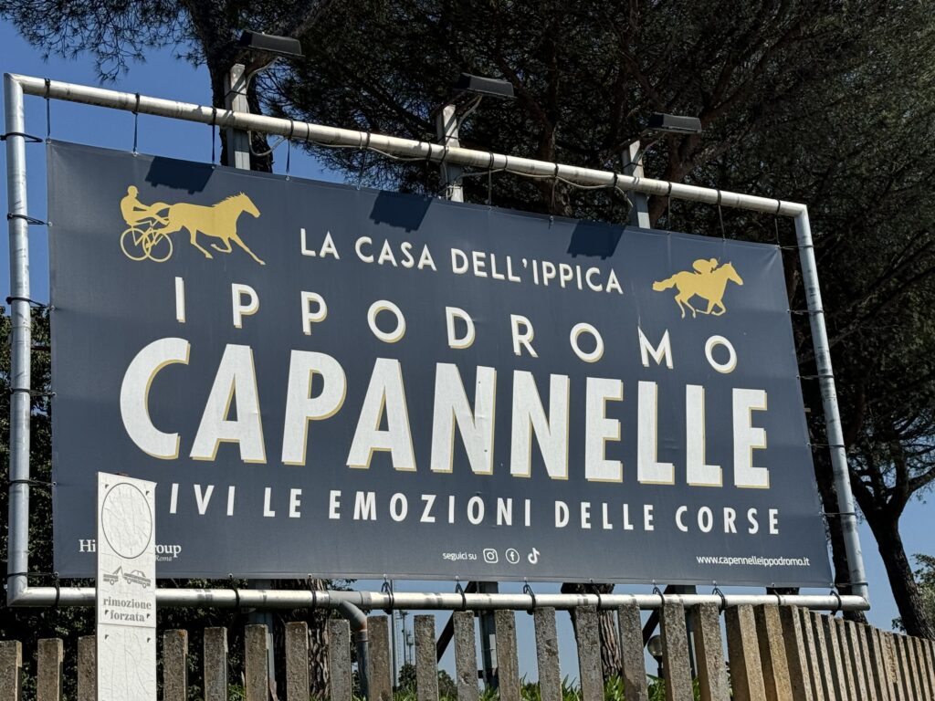 「LA CASA DELL'IPPICA（競馬の家）」と掲げられた看板
