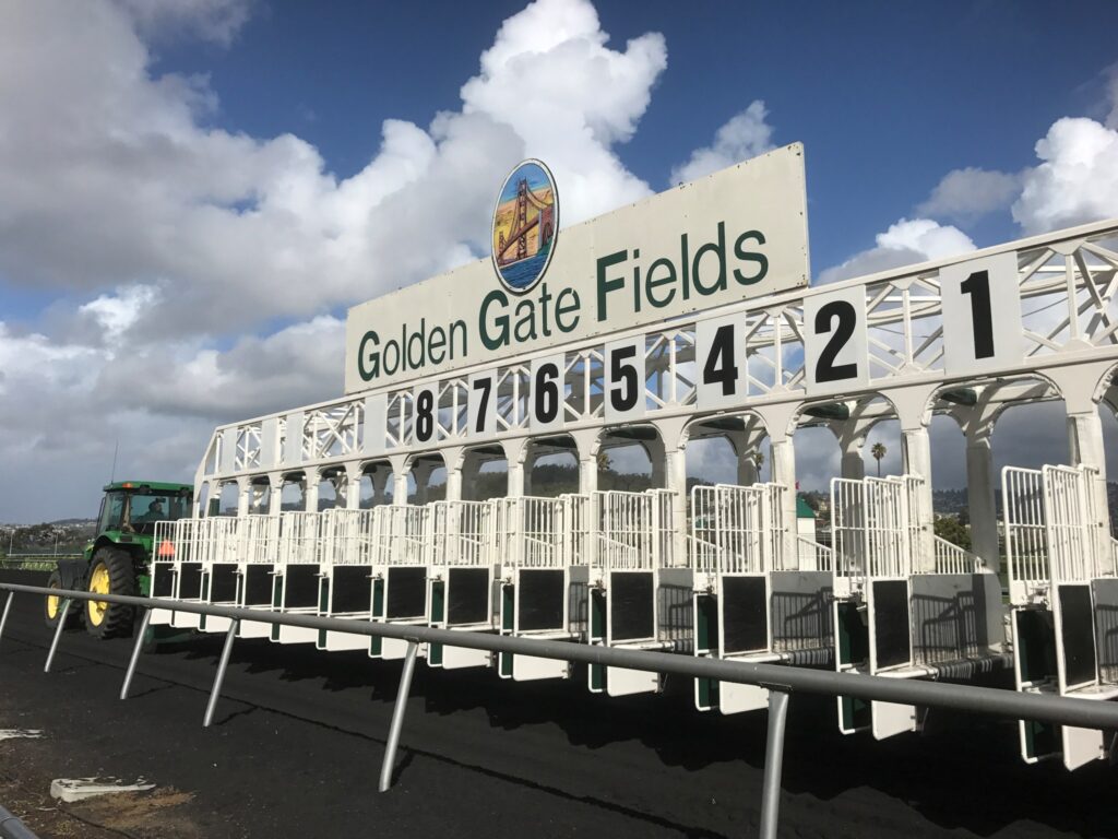 ゴールデンゲートフィールズのゲート。Golden Gate Fieldsの文字