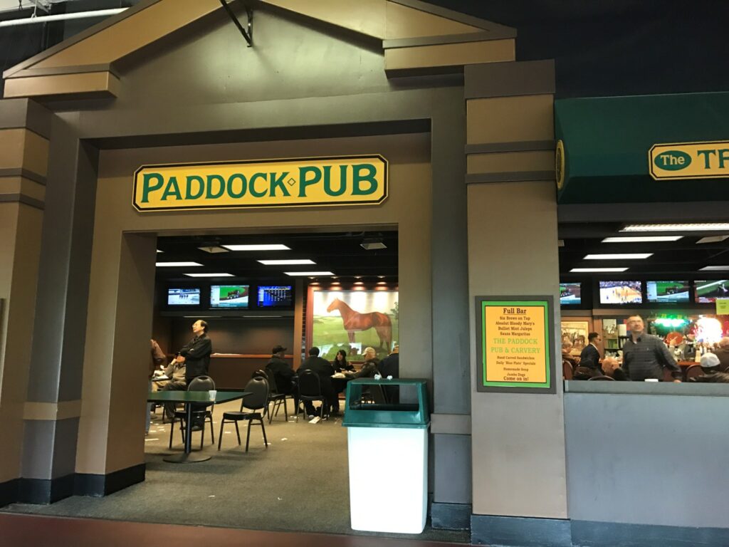 パドックパブの看板