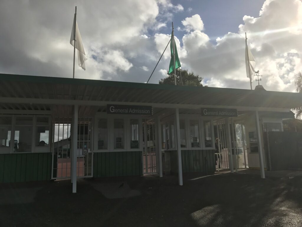 ゴールデンゲートフィールズ競馬場の入場門