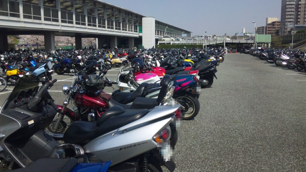 2011年桜花賞当日、阪神競馬場のバイク駐輪場にずらりと並ぶバイク
