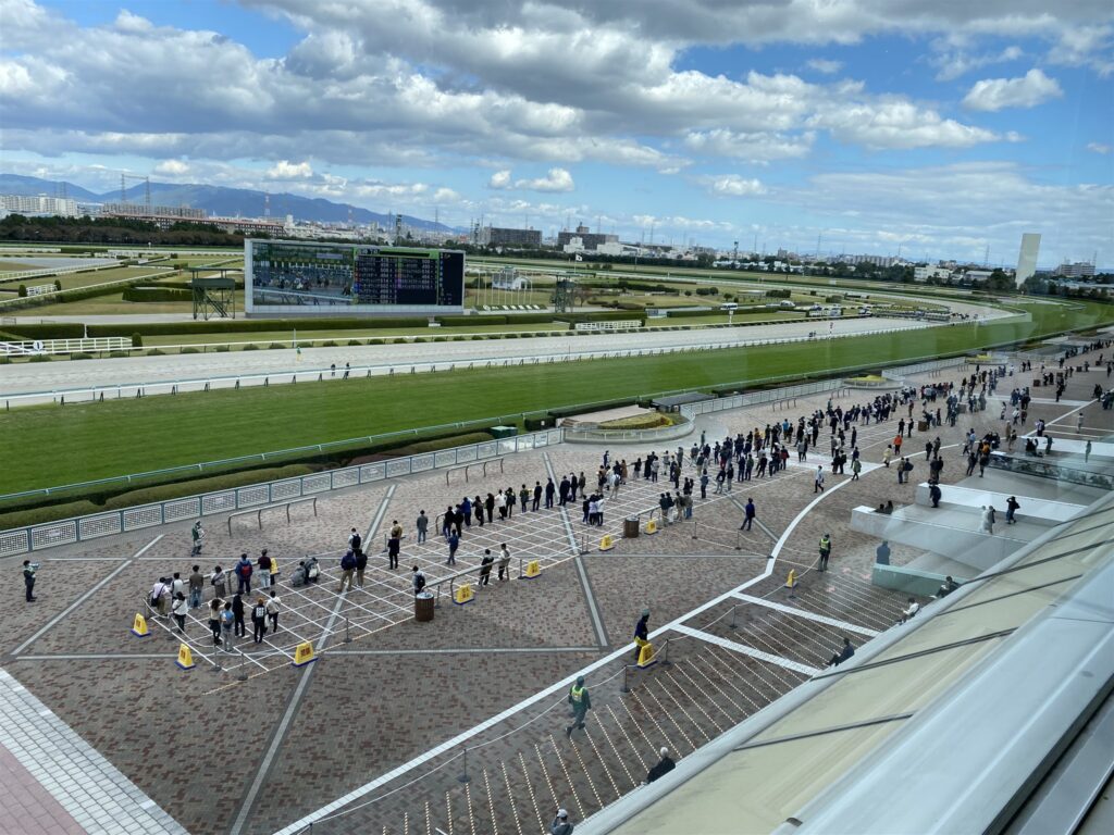 2021年10月、入場制限下の阪神競馬場スタンド前