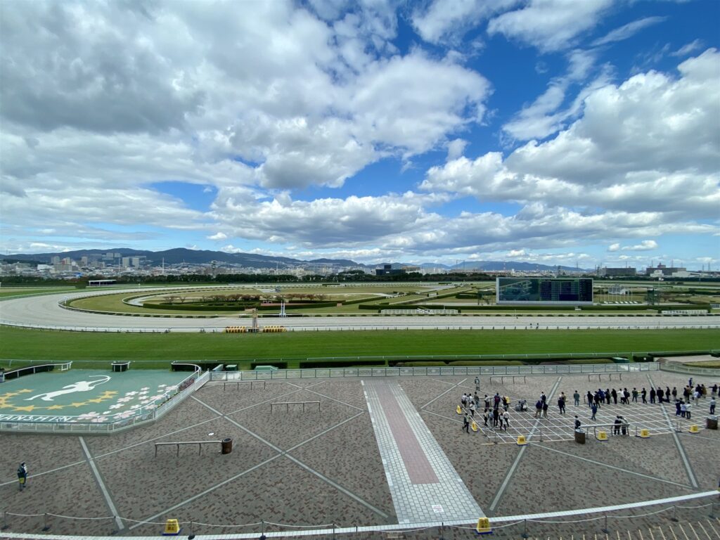 2021年10月、阪神競馬場のスタンドから見た内馬場と六甲の山並み