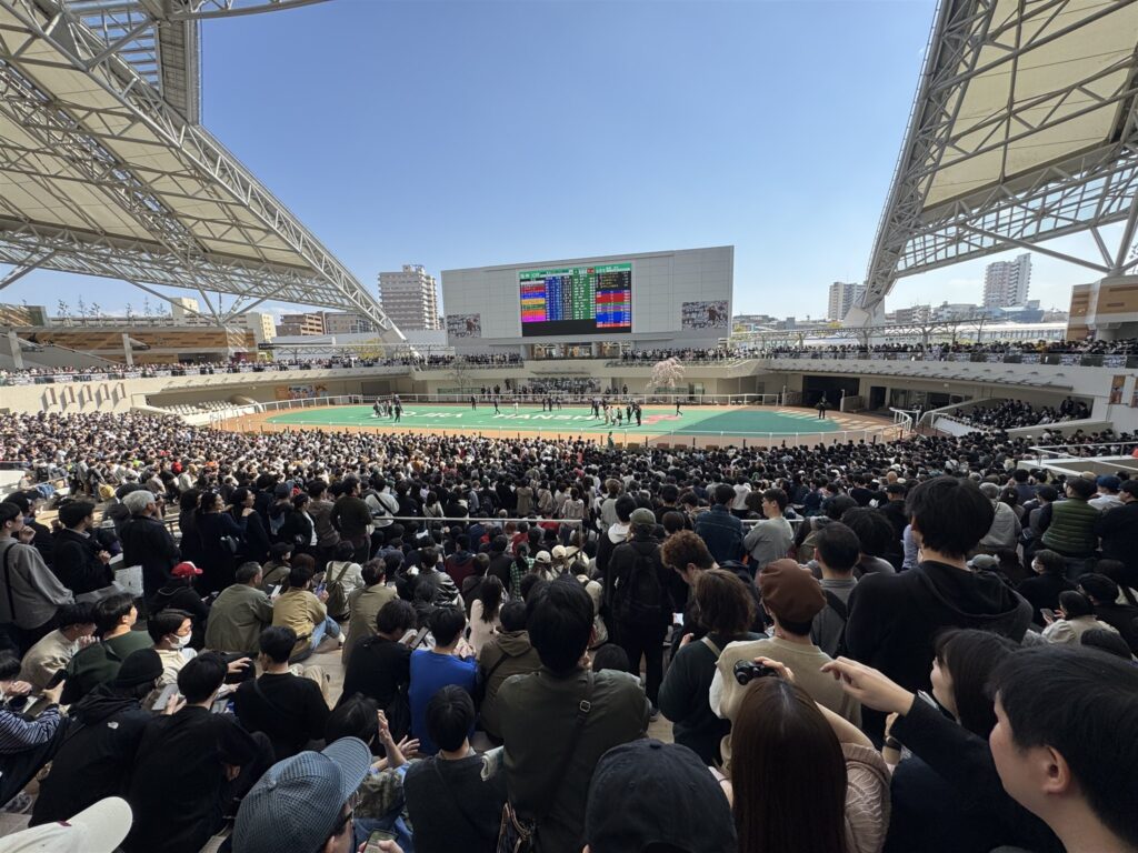 大阪杯当日、観客で埋め尽くされた阪神競馬場のパドック