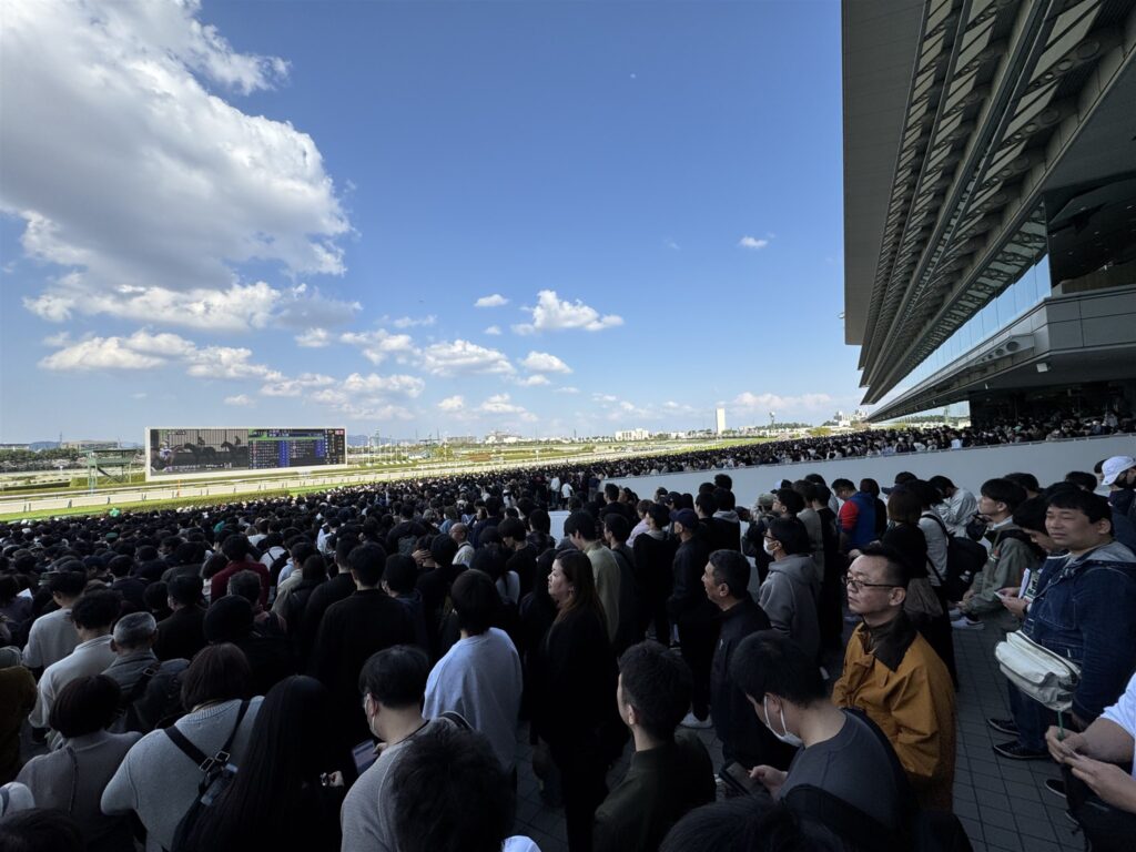 大阪杯当日の阪神競馬場、スタンド前を埋める大観衆