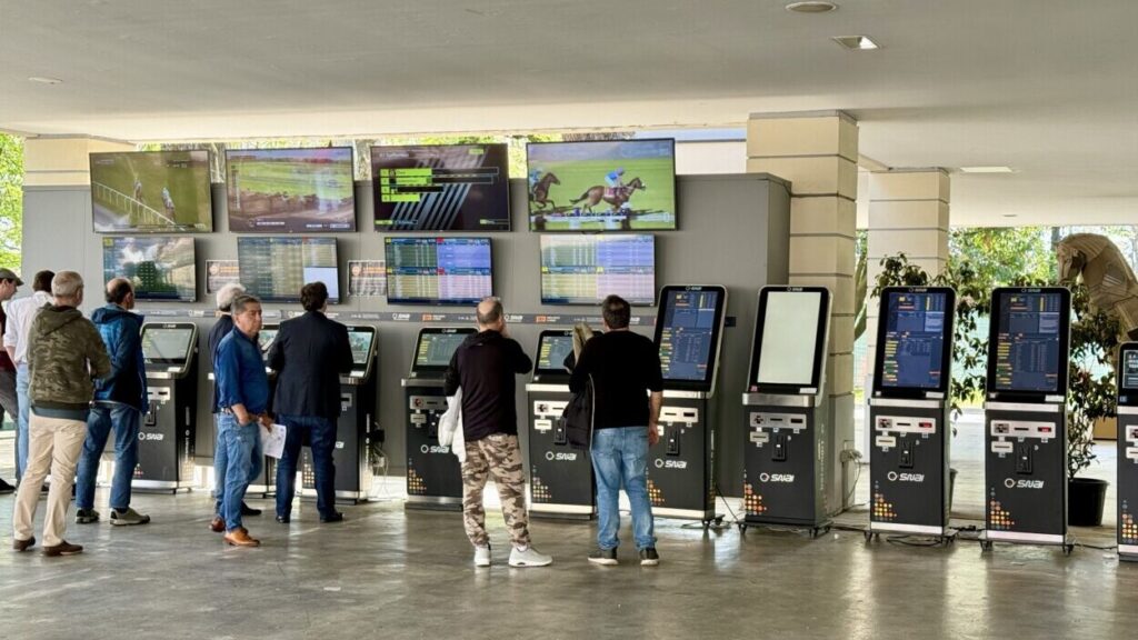 SNAIの自動発売機が並ぶ馬券売り場