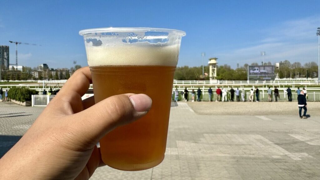 スタンド前で飲むビール