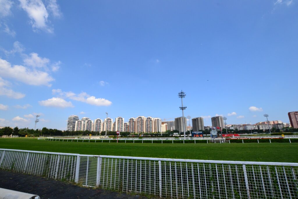 ヴェリエフェンディ競馬場の入口