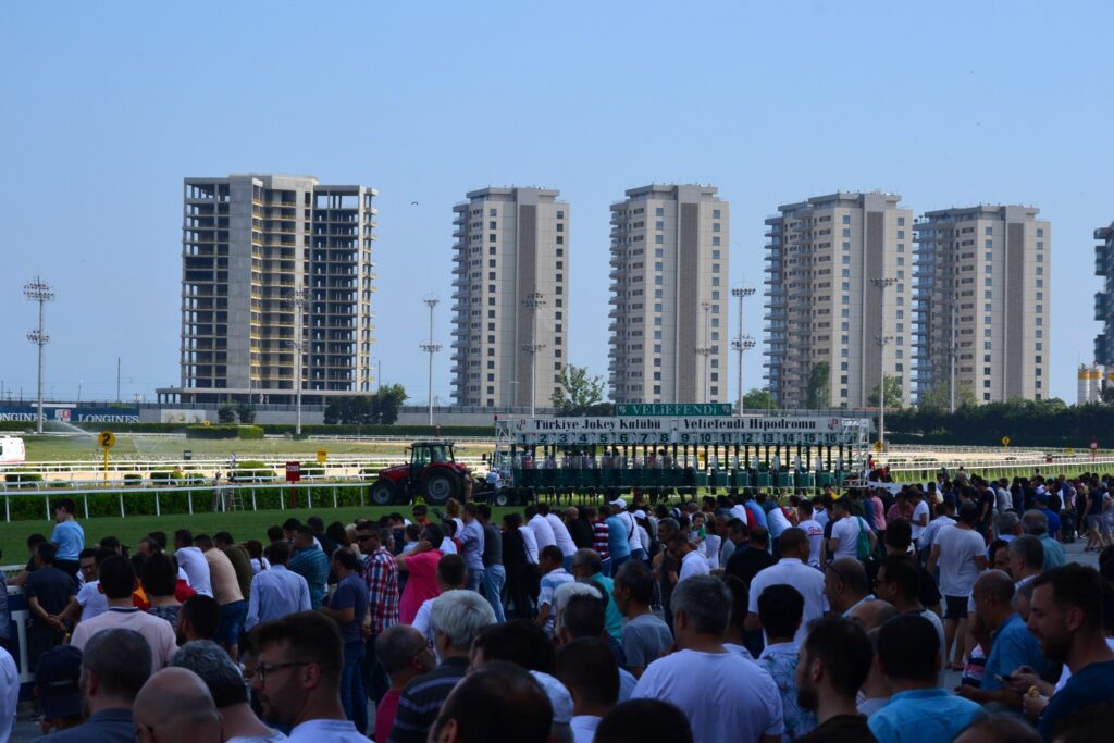 競馬場の後ろにそびえるマンション群