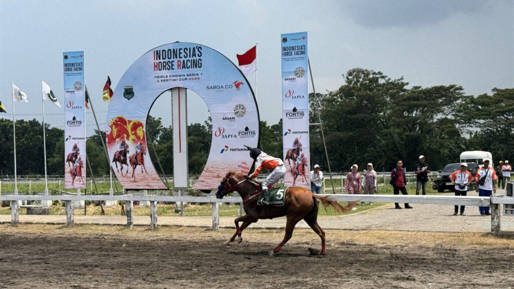 蹄鉄型のゴールアーチを駆け抜ける馬