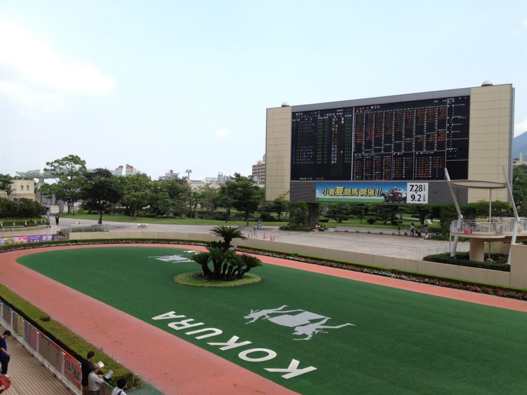 2012年8月、小倉競馬場のスタンドから見た芝コースと「KOKURA」の文字