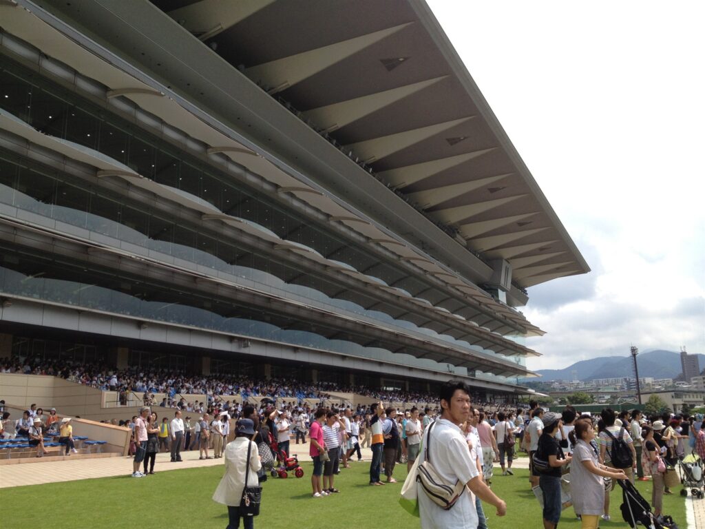 2012年8月、小倉競馬場のスタンド前に集まる観客