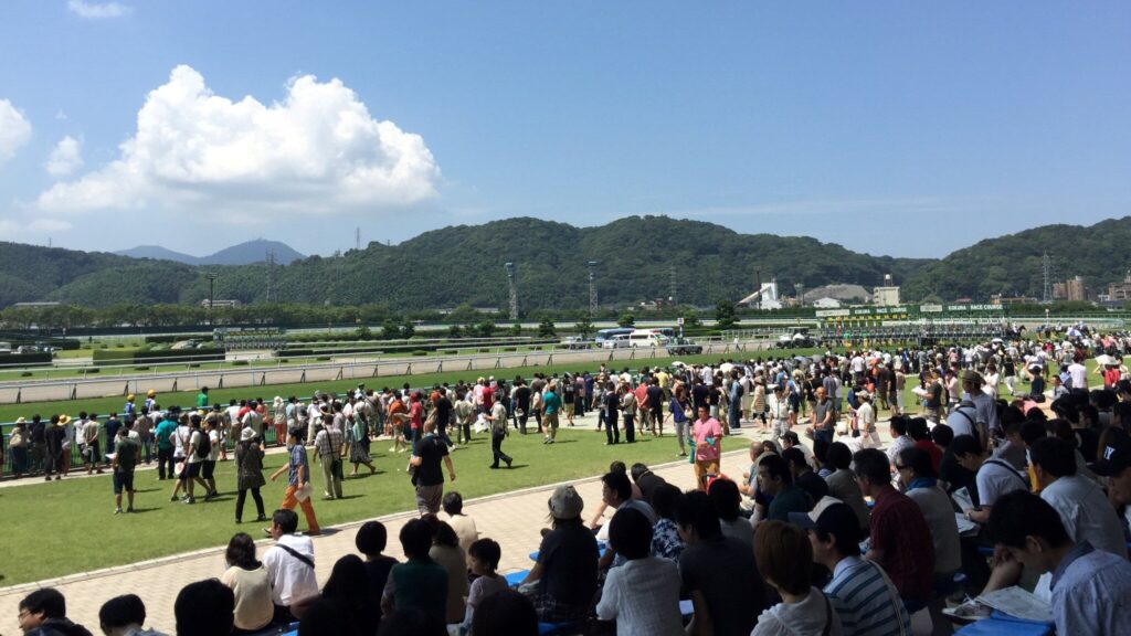 小倉競馬場のスタンド前の芝コースと観客