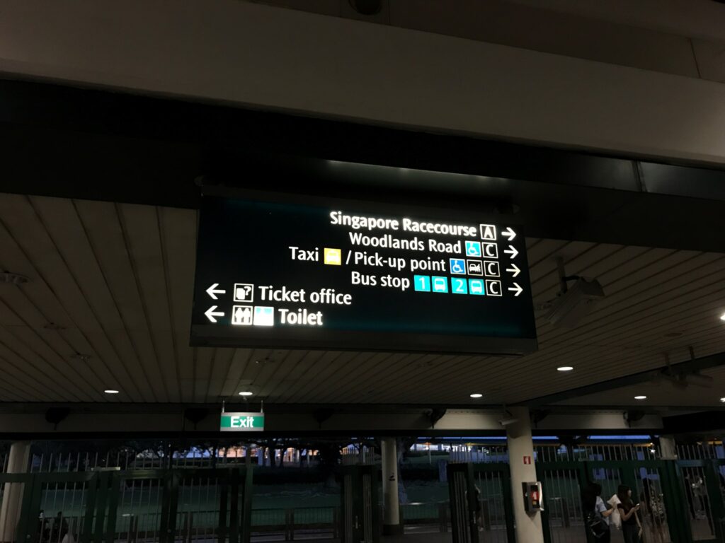 クランジ駅から競馬場への案内看板