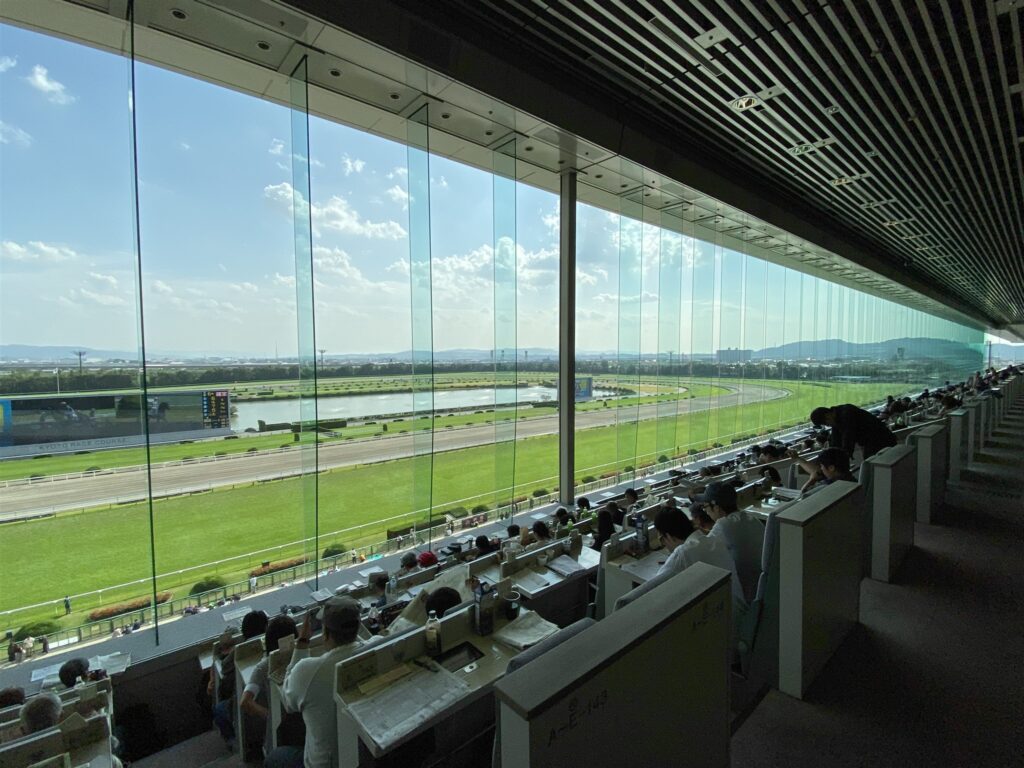 改修前の京都競馬場、ガラス張りの指定席からの眺め