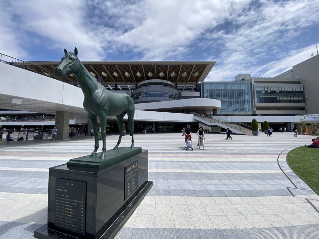 リニューアルした京都競馬場の新スタンドとコントレイル像