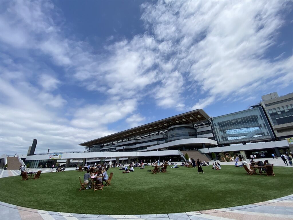 リニューアルした京都競馬場の芝生広場とスタンド