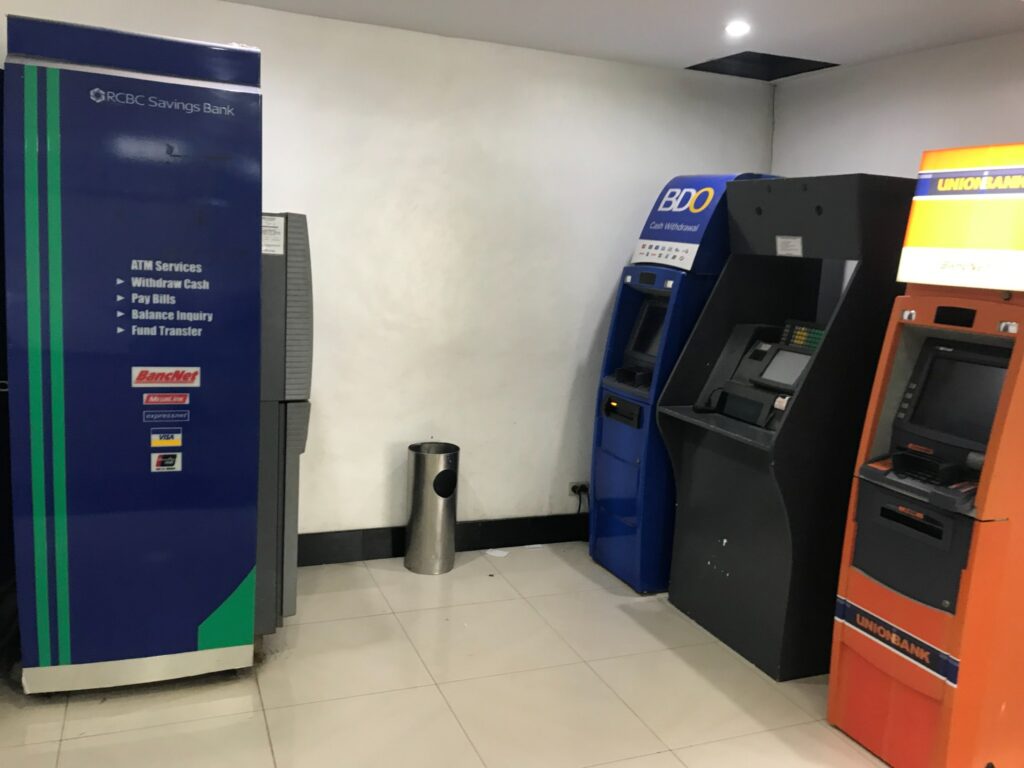 サンラザロ競馬場内のATM