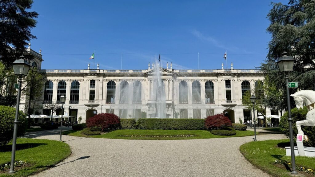噴水のあるサンシーロ競馬場の建物