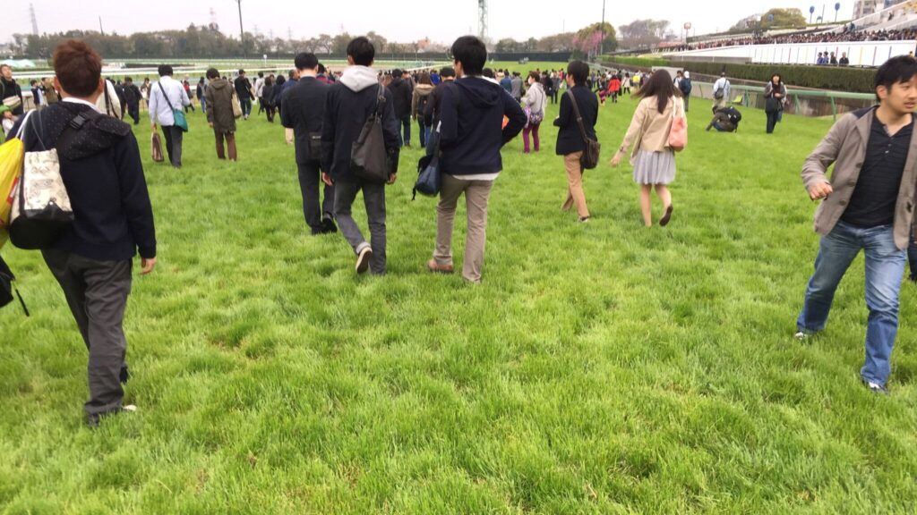 中山競馬場の芝コースに入る観客たち