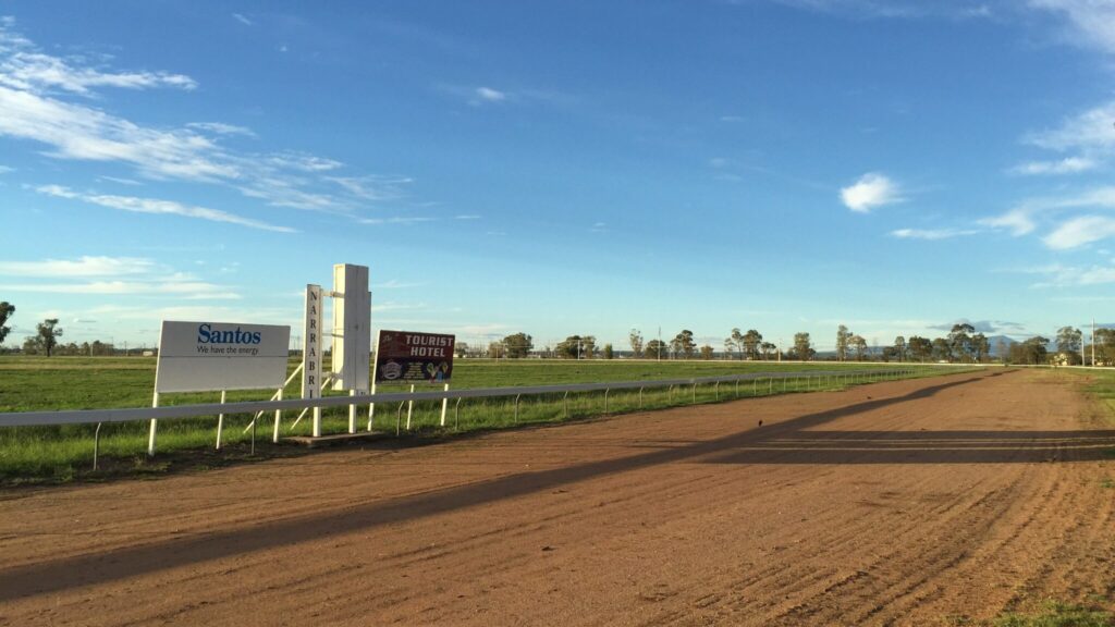 夕暮れのナラブライ競馬場のダートコース