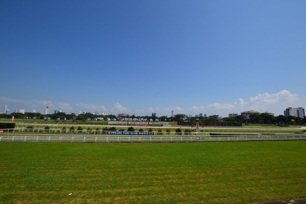 ペナン競馬場のスタンドから見た馬場