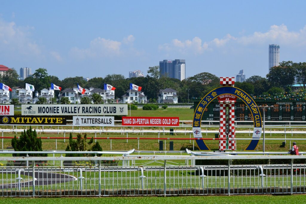 ペナン競馬場のゴール前とムーニーバレー・パースの看板
