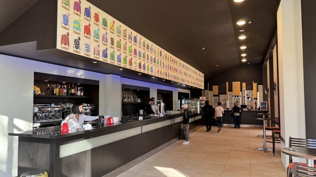 スタンド1階のバー