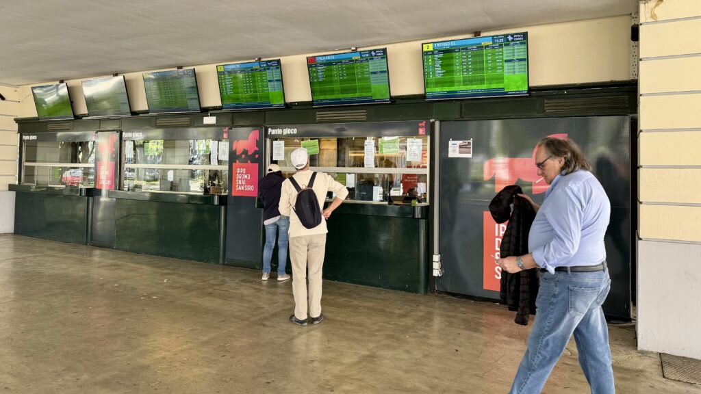 有人窓口のある馬券売り場ホール