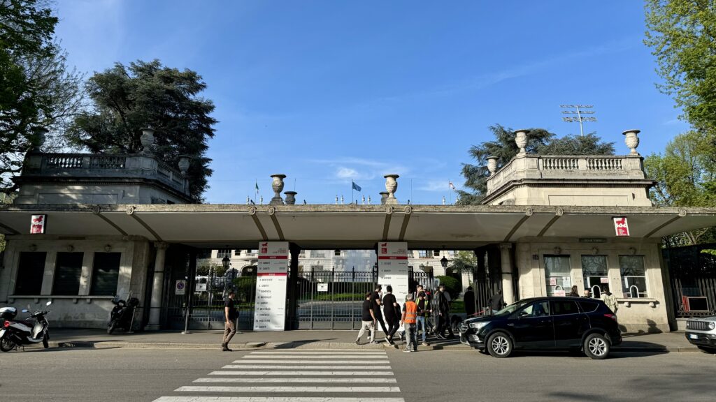 サンシーロ競馬場の正門
