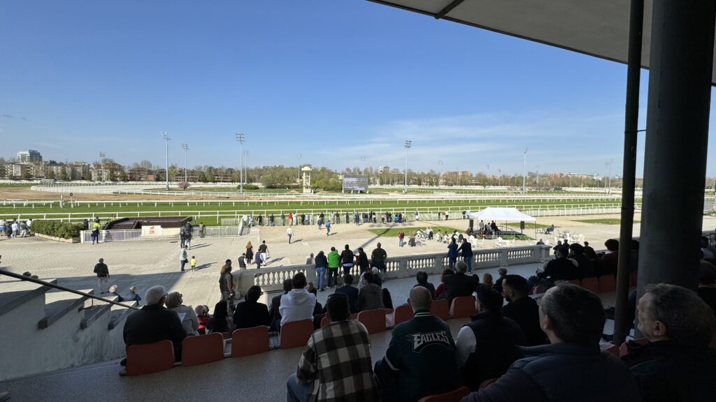 サンシーロ競馬場のスタンド座席