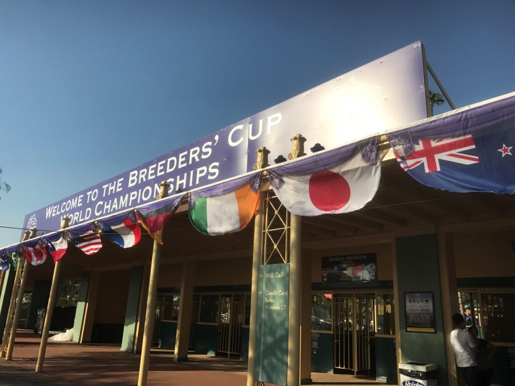 ブリーダーズカップ当日のサンタアニタ競馬場の入場門。各国の国旗が並ぶ