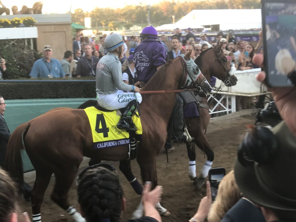 馬道を通るカリフォルニアクロームとエスピノーザ騎手