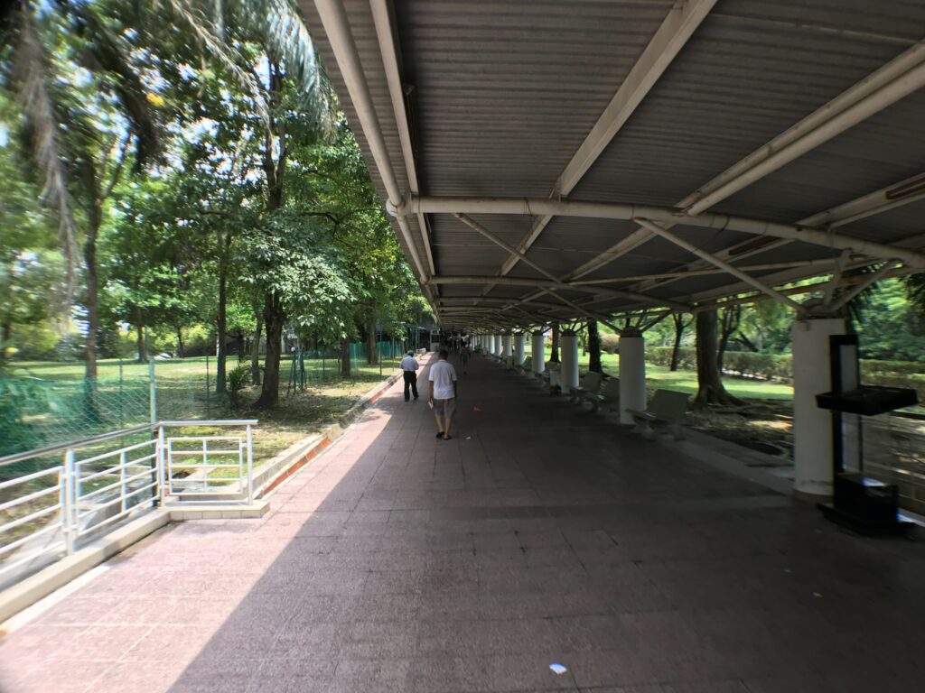 セランゴール競馬場のスタンドへ続く廊下