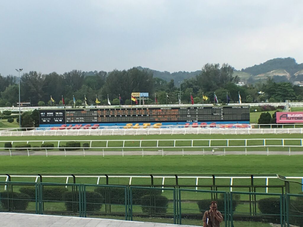 セランゴール競馬場の芝コースと電光掲示板