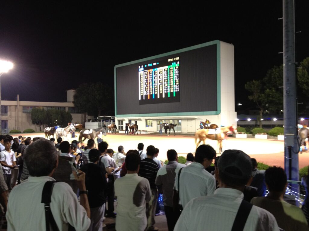 2012年9月、夜の園田競馬場のパドックと大型ビジョン