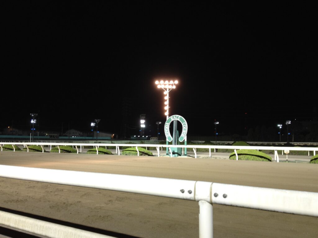 夜の園田競馬場、照明に照らされたゴール前のアーチ
