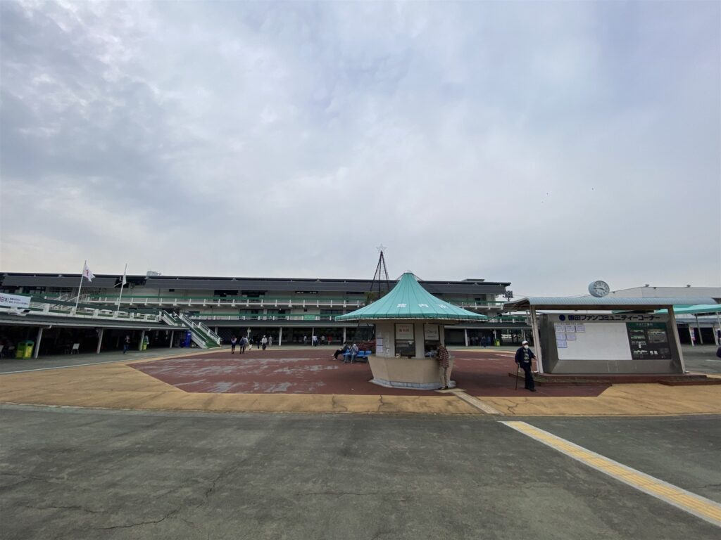 園田競馬場の入場門前広場