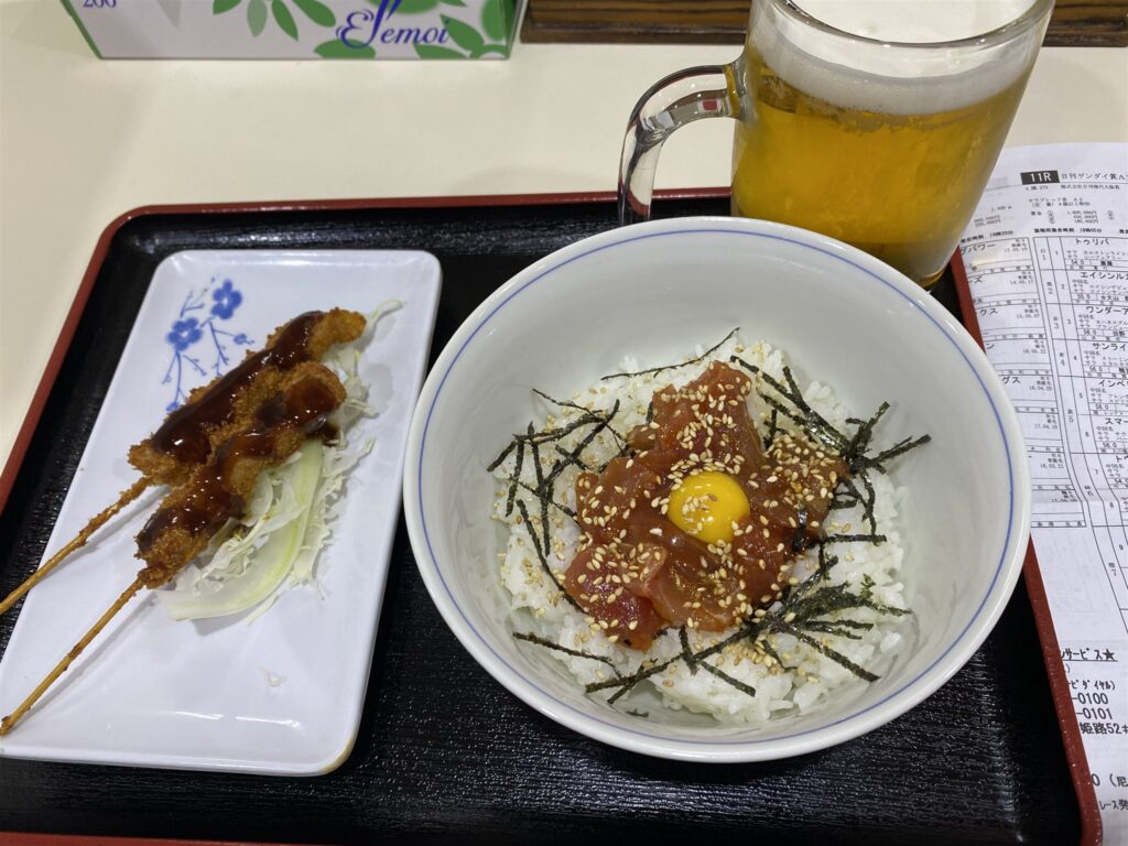 園田競馬場のまぐろ専門店・一八のまぐろピリ辛ユッケ丼とまぐろ串カツと生ビール