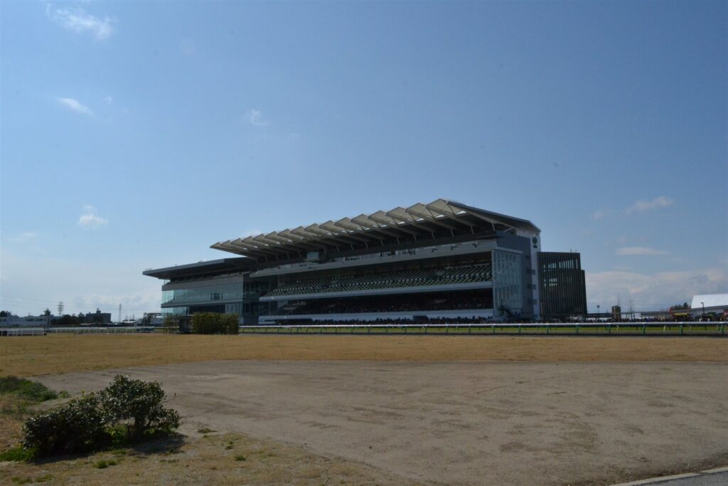 2012年3月、リニューアルオープン直後の中京競馬場スタンドをコースの外側から望む
