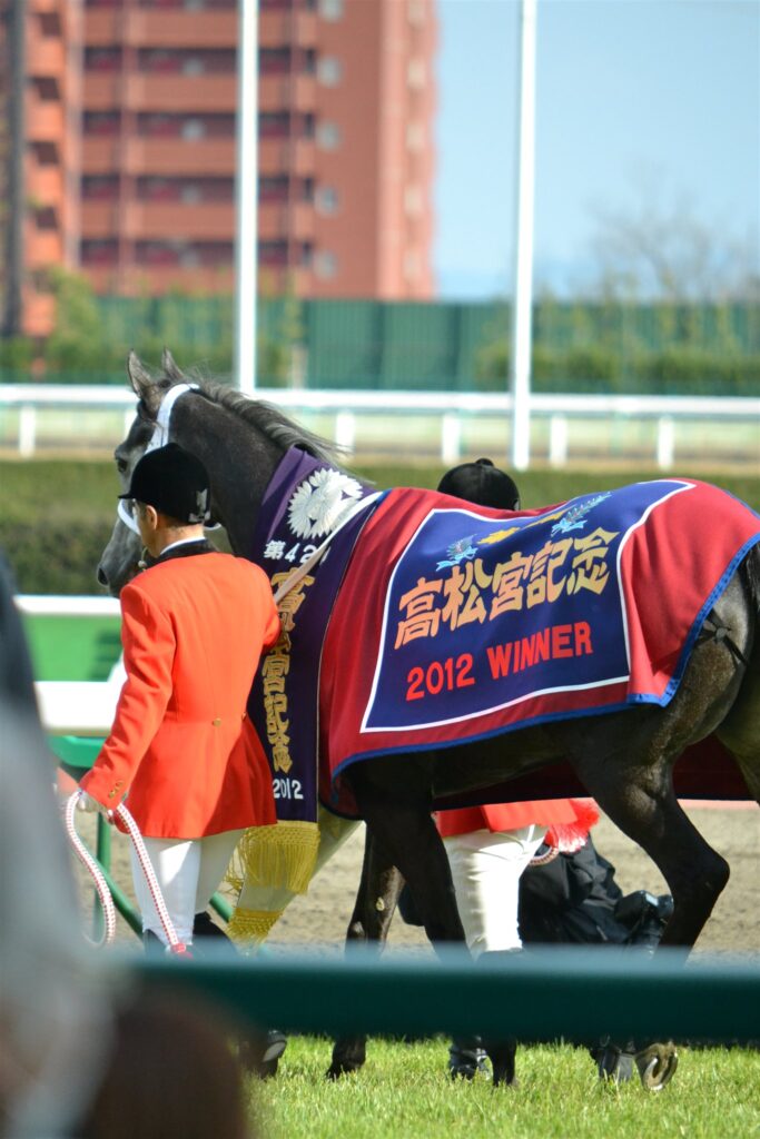 2012年高松宮記念の優勝レイをかけたカレンチャン